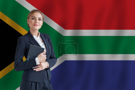 Foto de Mujer de negocios sudafricana en la bandera de Sudáfrica digital nomad, business, startup concept - Imagen libre de derechos