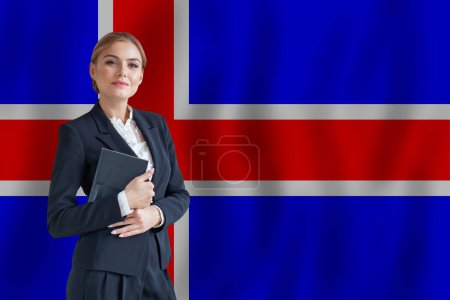 Foto de Islandia empresaria en la bandera de Islandia digital nomad, business, startup concept - Imagen libre de derechos