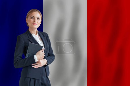 Foto de Francia mujer de negocios en la bandera de Francia digital nomad, business, startup concept - Imagen libre de derechos