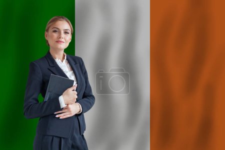 Foto de Mujer de negocios irlandesa en la bandera de Irlanda digital nomad, business, startup concept - Imagen libre de derechos
