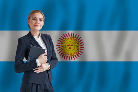 Foto de Mujer de negocios argentina en la bandera de Argentina digital nomad, business, startup concept - Imagen libre de derechos
