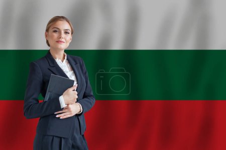 Foto de Bulgaria mujer de negocios en la bandera de Bulgaria digital nomad, business, startup concept - Imagen libre de derechos