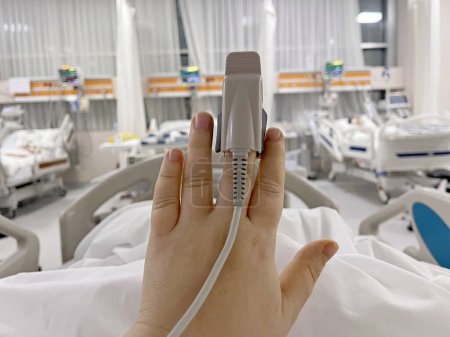 Téléchargez les photos : Sonde d'oxymétrie de pouls sur une main de patient en unité de soins intensifs - en image libre de droit