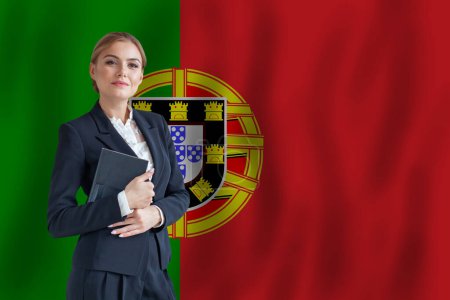 Foto de Portugal mujer de negocios en la bandera de Portugal digital nomad, business, startup concept - Imagen libre de derechos