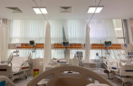 Foto de Sala de cuidados intensivos en el hospital. Unidad de cuidados intensivos - Imagen libre de derechos