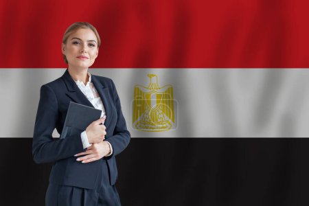 Foto de Mujer de negocios egipcia en la bandera de Egipto digital nomad, business, startup concept - Imagen libre de derechos