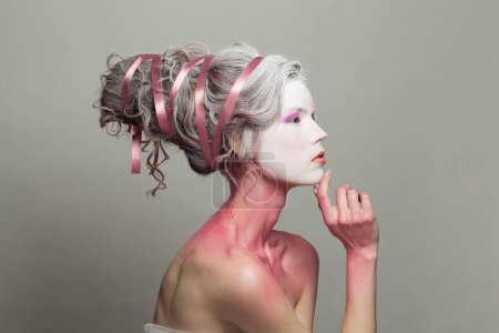 Jolie femme mannequin fantaisie sorcière avec maquillage de scène, portrait en studio