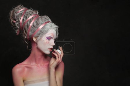 Téléchargez les photos : Jolie femme maquillée. Halloween et concept de théâtre. - en image libre de droit