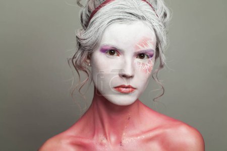 Téléchargez les photos : Gros plan portrait beaty de femme avec maquillage. Halloween et concept de théâtre. - en image libre de droit