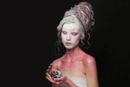 Téléchargez les photos : Femme glamour avec maquillage. Halloween et concept de théâtre. - en image libre de droit