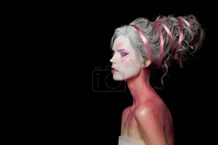 Téléchargez les photos : Mignon créatif à la mode carnaval modèle femme blonde, mode beauté studio portrait - en image libre de droit