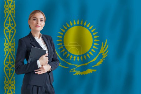 Foto de Kazajstán mujer de negocios en la bandera de Kazajstán digital nomad, business, startup concept - Imagen libre de derechos