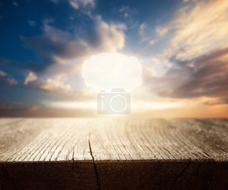 Foto de Explosión nuclear nube de hongos contra el cielo puesta de sol a través de la ventana - Imagen libre de derechos
