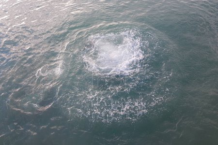 Foto de Explosión de corriente norte, burbujas submarinas, peligro de gas, salpicaduras de líquido - Imagen libre de derechos