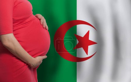 Der Bauch einer schwangeren algerischen Frau auf der Flagge von Algier