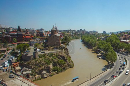 Beau paysage de la rivière historique Tbilissi et Kura