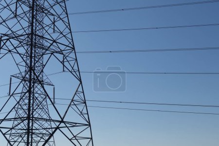 Téléchargez les photos : Structures de lignes électriques aériennes et sihouette de câbles électriques. - en image libre de droit