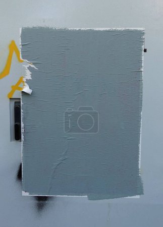 Téléchargez les photos : Affiche de rue déchirée avec peinture grise fond blanc abstrait. Élément de conception avec espace de copie. - en image libre de droit