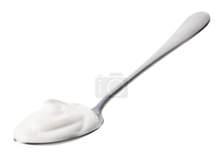 Silberlöffel frischer griechischer Joghurt isoliert auf weißem Hintergrund