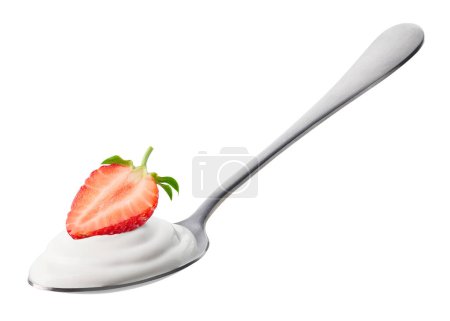 Téléchargez les photos : Cuillère de yaourt grec frais et fraise isolée sur fond blanc - en image libre de droit