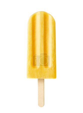 Téléchargez les photos : Popsicle aux fruits jaunes isolé sur fond blanc. Saveur de mangue, fruit de la passion et ananas - en image libre de droit