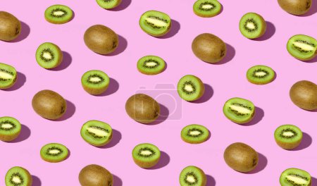 Téléchargez les photos : Modèle coloré de fruits de kiwi frais mûrs entiers et tranchés. Concept minimaliste de fruits du soleil à la mode - en image libre de droit