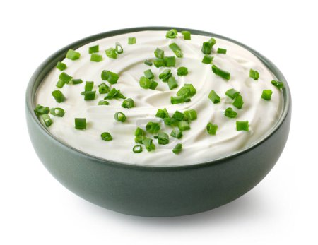 Foto de Cuenco de cerámica de crema agria y cebollas verdes aisladas sobre fondo blanco - Imagen libre de derechos
