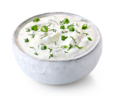 Téléchargez les photos : Bol en céramique blanche de sauce fraîche à trempette à la crème sure avec des herbes isolées sur fond blanc - en image libre de droit