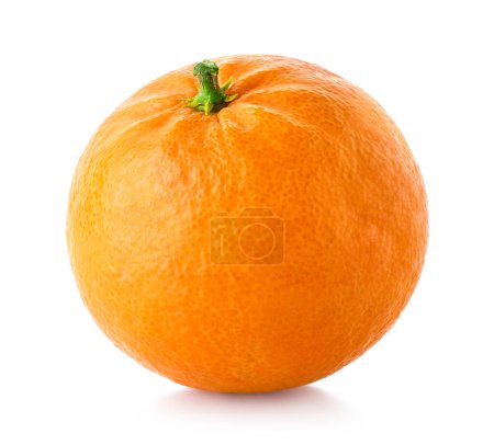 Téléchargez les photos : Une mandarine fraîche mûre, mandarine ou clémentine isolée sur fond blanc - en image libre de droit