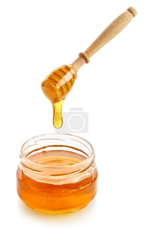 Foto de Tarro de vidrio lleno de miel y tarro de madera con miel goteante aislada sobre fondo blanco - Imagen libre de derechos
