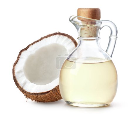 Eine Flasche Kokosöl und die Hälfte der Kokosfrüchte isoliert auf weißem Hintergrund