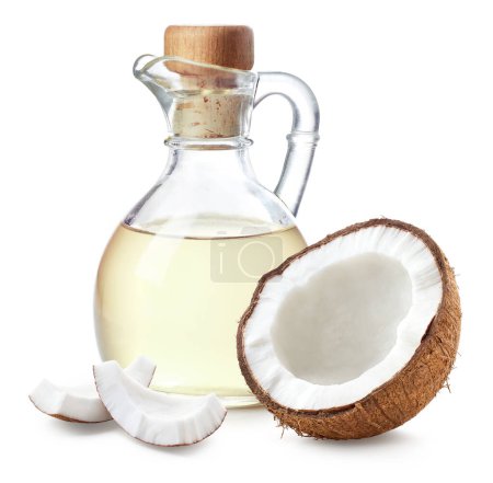 Bouteille d'huile de coco et moitié de noix de coco isolée sur fond blanc
