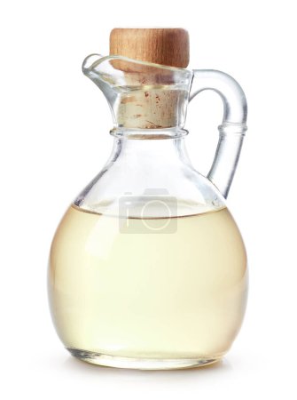 Glasflasche mit geschmolzenem Kokosöl isoliert auf weißem Hintergrund