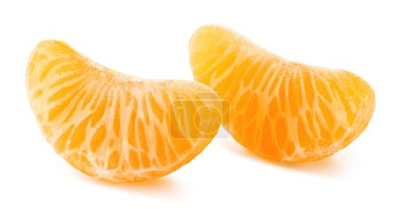 Téléchargez les photos : Deux morceaux pelés, segments ou tranches de mandarine, mandarine ou clémentine isolés sur fond blanc - en image libre de droit