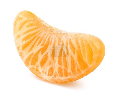 Foto de Una pieza pelada, segmento o rebanada de mandarina, mandarina o clementina aislada sobre fondo blanco - Imagen libre de derechos