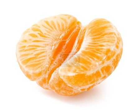 Foto de Mitad de mandarina pelada jugosa madura fresca, mandarina o clementina aislada sobre fondo blanco - Imagen libre de derechos