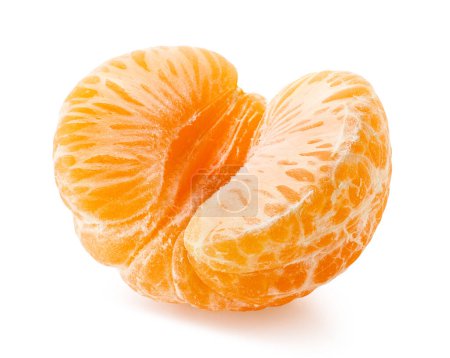 Téléchargez les photos : La moitié de mandarine, mandarine ou clémentine fraîche, juteuse et pelée, fraîche et mûre isolée sur fond blanc - en image libre de droit