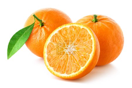 Téléchargez les photos : Viande fraîche entière et demi de mandarine, mandarine ou clémentine avec feuille verte isolée sur fond blanc, agrumes - en image libre de droit