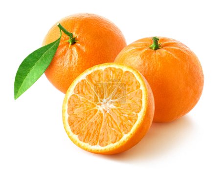 Téléchargez les photos : Viande fraîche entière et demi de mandarine, mandarine ou clémentine avec feuille verte isolée sur fond blanc, agrumes - en image libre de droit