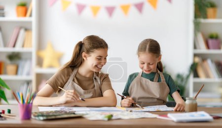 Foto de Niños felices en la clase de arte. Los niños pintan juntos. - Imagen libre de derechos