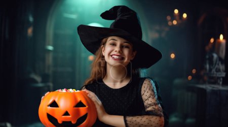 Foto de Linda bruja adolescente con una calabaza tallada. Hermosa chica joven en traje de carnaval. Halloween concepto de fiesta. - Imagen libre de derechos