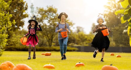 Téléchargez les photos : Joyeux enfants à la fête d'Halloween. Les enfants portent des costumes de carnaval. - en image libre de droit