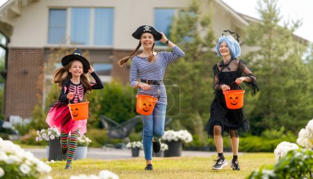 Téléchargez les photos : Joyeux enfants à la fête d'Halloween. Les enfants portent des costumes de carnaval. - en image libre de droit