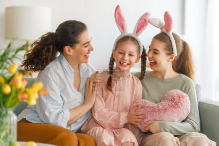 Téléchargez les photos : Joyeux Noël. Mère et ses filles. Famille célébrant Pâques. Les petites filles mignonnes portent des oreilles de lapin. - en image libre de droit