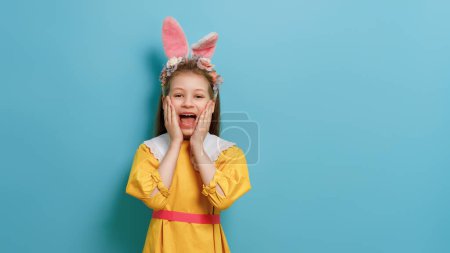 Foto de Lindo niño pequeño con orejas de conejo en el día de Pascua
. - Imagen libre de derechos