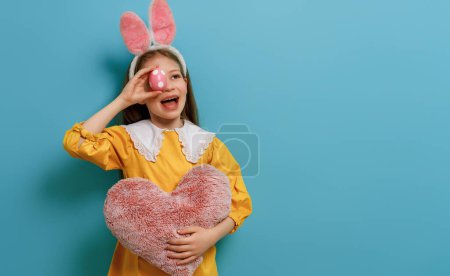 Téléchargez les photos : Mignon petit enfant portant des oreilles de lapin le jour de Pâques. Fille avec oeuf peint. - en image libre de droit