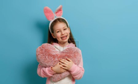 Téléchargez les photos : Mignon petit enfant portant des oreilles de lapin le jour de Pâques
. - en image libre de droit