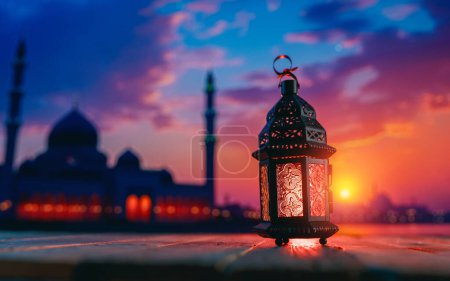 Téléchargez les photos : Lanterne arabe ornementale avec bougie allumée qui brille à l'arrière-plan de la nuit. Carte de vœux festive, invitation pour le mois saint musulman Ramadan Kareem. - en image libre de droit