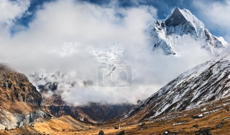 Monte Machhapuchhre, vista desde el campamento base de Annapurna, Himalaya, Nepa