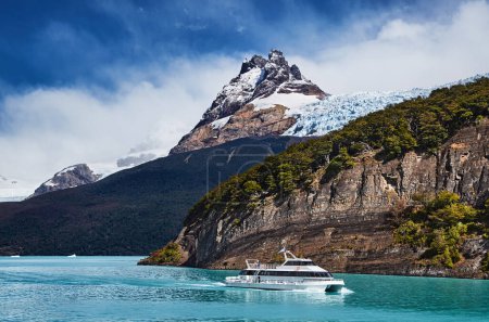 Barco turístico en el Lago Argentino, Patagonia, Argentina